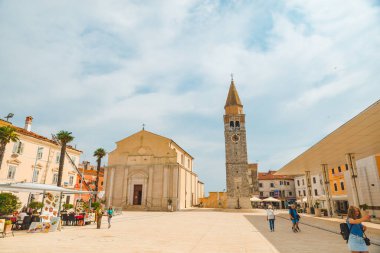 Umag, Hırvatistan - 6 Haziran 2019: Eski kilise kulesi. Boşluğu kopyala