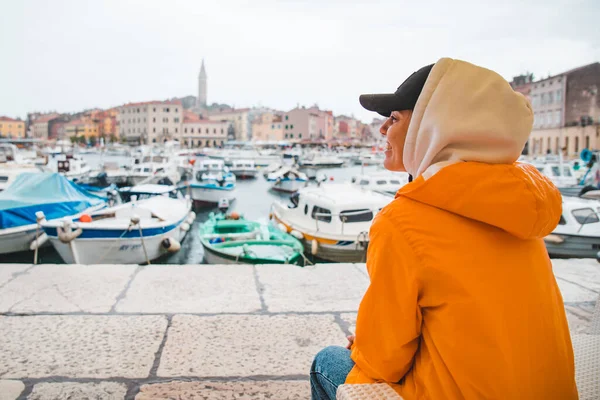 Mujer Impermeable Amarillo Tiempo Lluvioso Mirando Ciudad Rovinj Espacio Copia —  Fotos de Stock