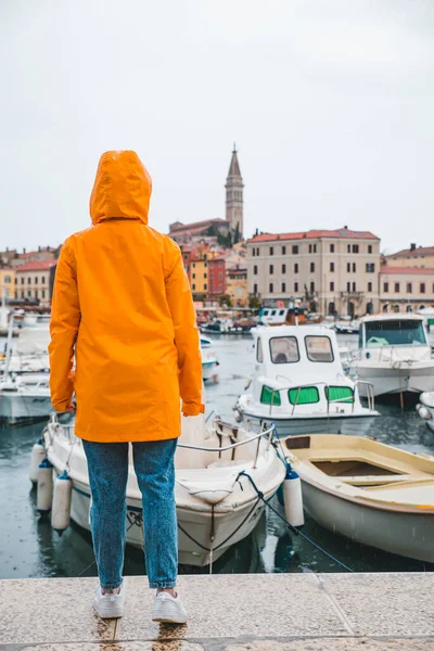 Sárga Esőkabátban Esős Időben Nézi Rovinj Város Másolás Helye — Stock Fotó