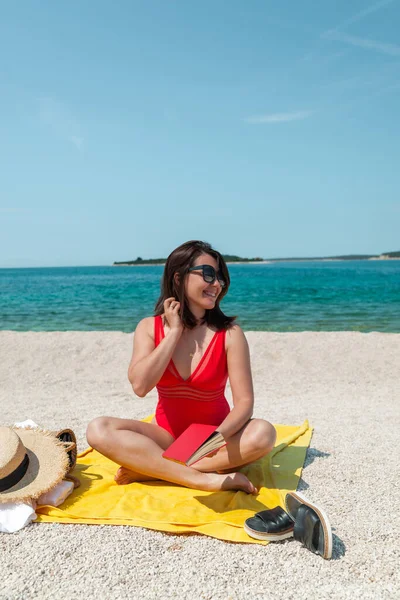 Young Sexy Stunning Woman Red Swimsuit Reading Book Sea Beach — Stock Photo, Image