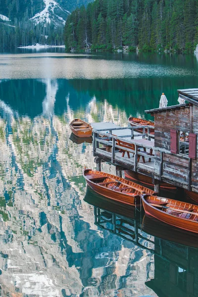 Utsikt Över Trä Brygga Båtar Station Vid Braies Sjön Italien — Stockfoto