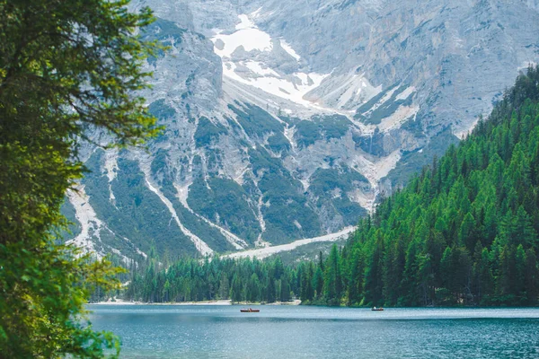Barcos Meio Lago Braies Itália Férias Verão Reflexo Espelho Montanhas — Fotografia de Stock