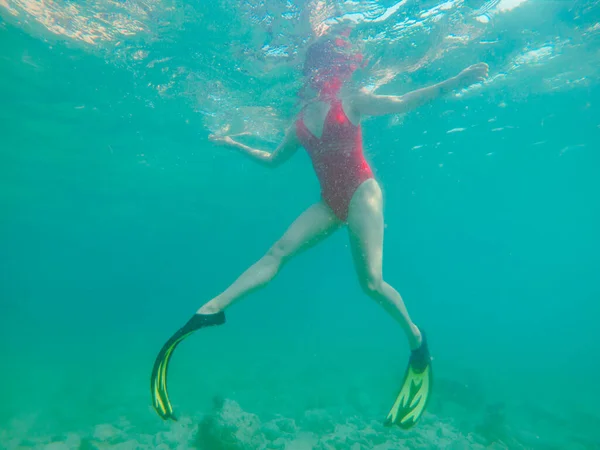 Vrouw Rood Zwempak Onderwater Met Snorkelmasker Flippers Zomervakantie — Stockfoto