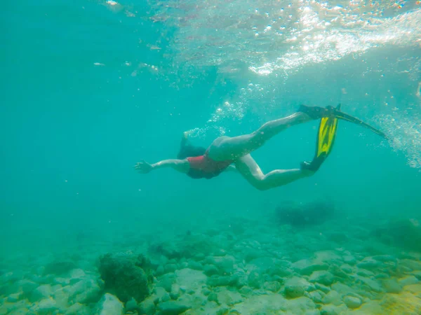 Kvinna Röd Baddräkt Vatten Med Snorkling Mask Och Flippers Sommarsemester — Stockfoto