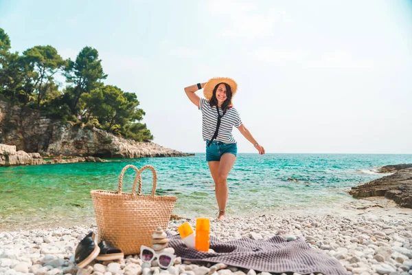 Strandsachen Strohhut Und Tasche Mit Flossen Und Sonnenschutzcreme Der Küste — Stockfoto