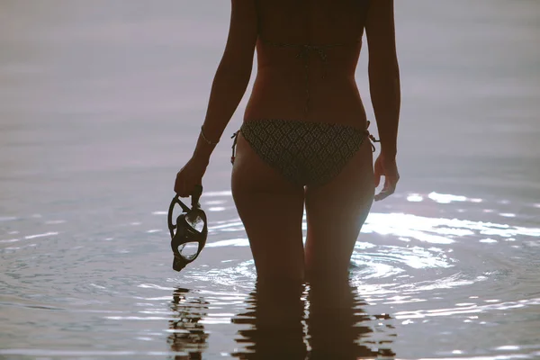 Mulher Maiô Frente Mar Sem Rosto Segurando Máscara Snorkeling Mão — Fotografia de Stock