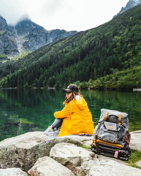 Woman Backpacker Sitting Rock Enjoying View Lake Tatra National Park — Stock Photo, Image