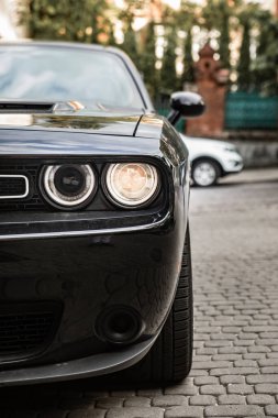 Lviv, Ukrayna - 6 Haziran 2020: Dodge Charger 'ın yakın plan farları. Kaslı araba