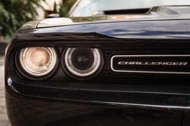 Lviv, Ukrayna - 6 Haziran 2020: Dodge Charger 'ın yakın plan farları. Kaslı araba