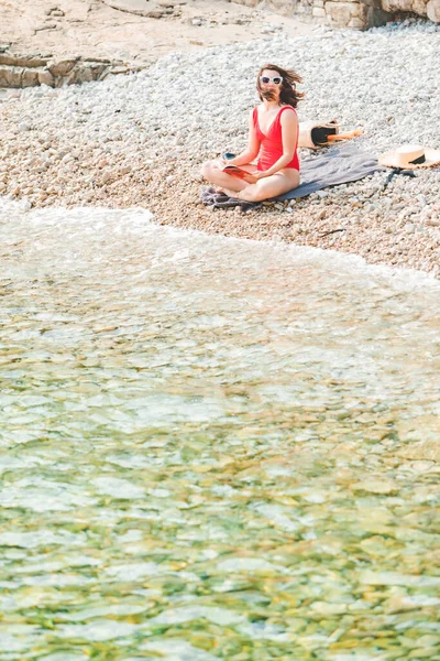 Mujer Leyendo Libro Mar Playa Vacaciones Verano — Foto de Stock