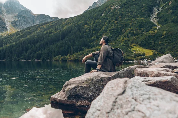 Hombre Sentado Roca Frente Lago Las Montañas Disfrutando Del Concepto — Foto de Stock