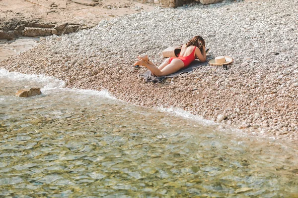 Junge Hübsche Sexy Frau Liegt Felsigen Strand Sonnenbräune Sommerzeit Kopie — Stockfoto