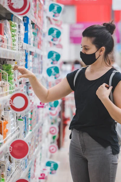 Mulher Máscara Medicina Fazer Compras Compras Pandemia — Fotografia de Stock