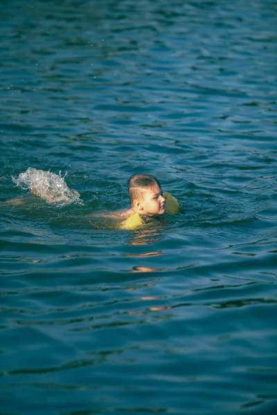 Kleines Kleinkind Schwimmt See Mit Aufblasbaren Armen Hilfsmittel Unterstützen Sommersee — Stockfoto