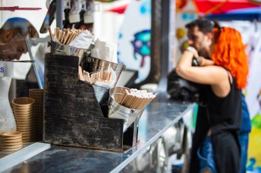 Kaşıklı tek kullanımlık çubukların görüntüsü.