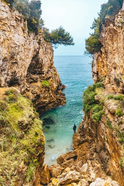 Kayalık Deniz Sahilinde Yürüyen Bir Adam Seyahat Konsepti Yaz Zamanı — Stok fotoğraf