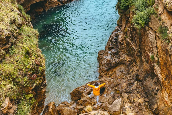 Mujer Impermeable Amarillo Senderismo Playa Mar Cañón — Foto de Stock