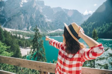 Dağlarda gölün önünde duran kadın yaz seyahati konsepti