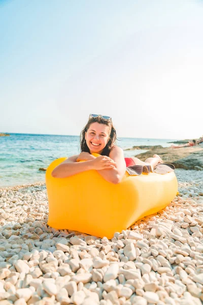 Donna Prendere Sole Sulla Spiaggia Mare Posa Aria Gialla Divano — Foto Stock