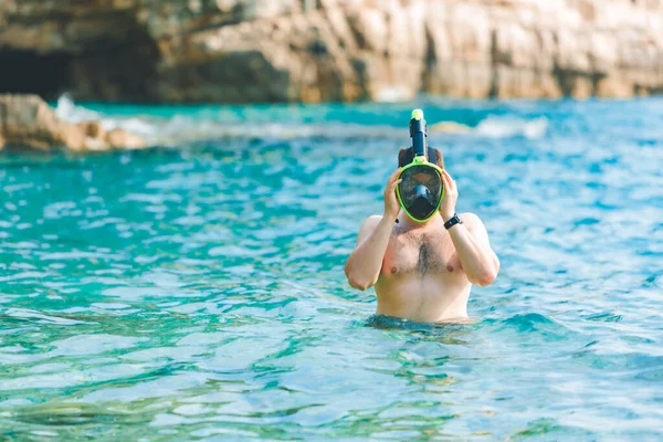 Hombre Nadando Con Máscara Snorkel Azul Azul Azul Mar Agua — Foto de Stock