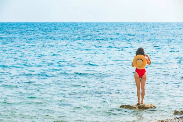 Giovane Bella Donna Cappello Paglia Mare Spiaggia Vacanza Estiva Costume — Foto Stock