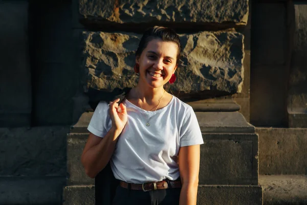 Ritratto Giovane Bella Donna Città Strada Tramonto Luce Vestito Urbano — Foto Stock