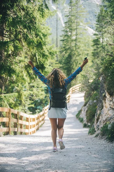 Žena Koženým Batohem Turistika Národním Parku Blízkosti Horského Jezera Cestovní — Stock fotografie