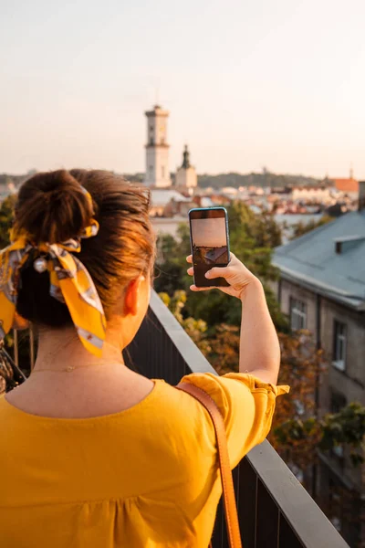 Turista Donna Guardando Città Tramonto Dal Ponte Osservazione Scattare Foto — Foto Stock