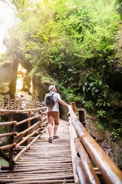 Backpacker Walking Wooden Trail Caglieron Caves Italy Летняя Концепция — стоковое фото