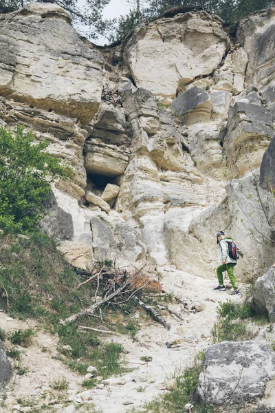 Αγοράκι Σακίδιο Σκαρφαλώνει Στο Βράχο Υπαίθριες Δραστηριότητες Αντίγραφο Χώρου — Φωτογραφία Αρχείου