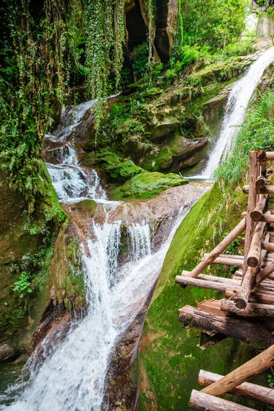 Widok Letni Wodospad Zielonej Naturze Włoskie Jaskinie Caglieron — Zdjęcie stockowe