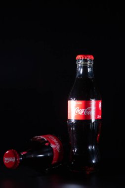 Lviv, Ukrayna - 21 Mayıs 2020: İki şişe siyah arkaplanlı siyah Coca Cola