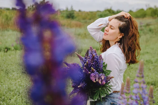 Woman Blooming Lupines Field Enjoying Moment — Stock Photo, Image