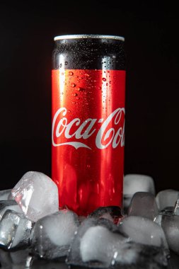 Lviv, Ukrayna - 21 Mayıs 2020: buzda coca cola metal kutusu. siyah arkaplan