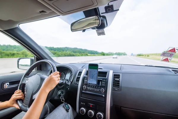 Woman Driving Car Speedway Summer Time Navigation Phone — Stock Photo, Image