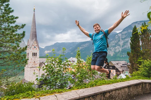 Mutlu Turist Kaldırıyor Yukarıdan Hallstatt Şehrine Bakıyor — Stok fotoğraf