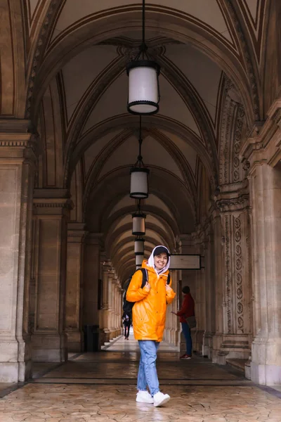 Mujer Turista Caminando Con Mochila Impermeable Amarillo Ciudad Turismo Copia —  Fotos de Stock