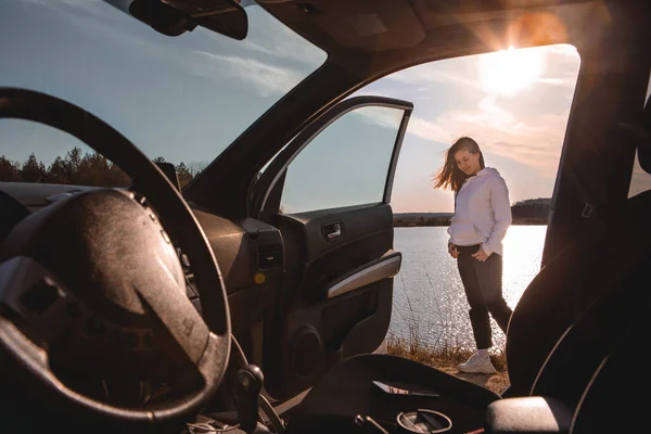 Junge Hübsche Frau Steht Der Nähe Von Auto Flussstrand Sonnenuntergang — Stockfoto