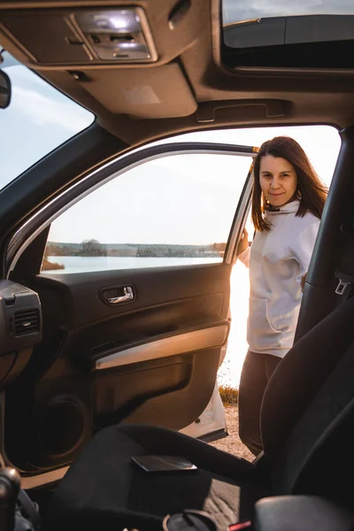 Donne Scendono Dalla Macchina Tramonto Fermato Vicino Lago Concetto Viaggio — Foto Stock