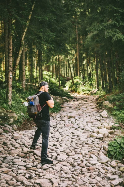 Homem Com Mochila Caminhadas Floresta Por Pedra Trilha Conceito Viagem — Fotografia de Stock