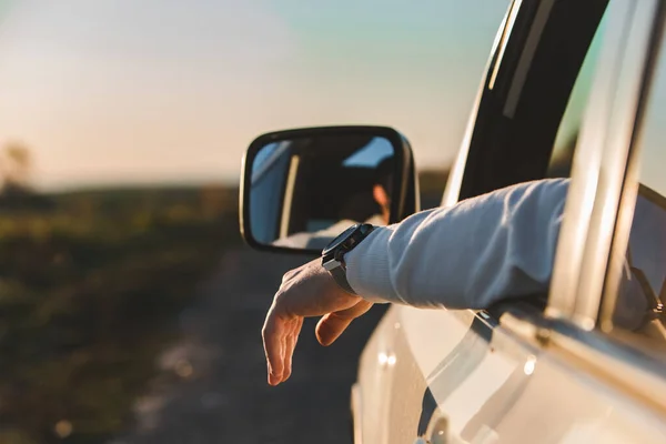 Uomo Sporgere Mano Dal Finestrino Dell Auto Rilassato Godendo Tramonto — Foto Stock