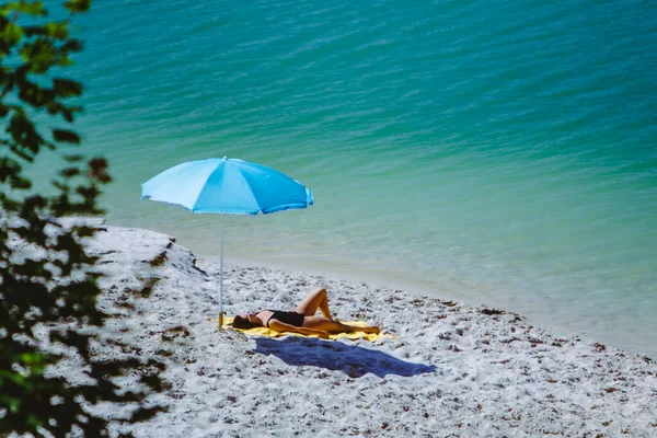 Frau Badeanzug Spazieren Sandstrand Blauer Sonnenschirm Und Gelbe Decke Sommerurlaub — Stockfoto