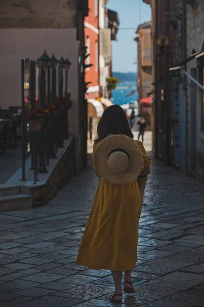 Mladá Hezká Žena Žlutých Šatech Procházky Malých Chudých Ulicích Města — Stock fotografie