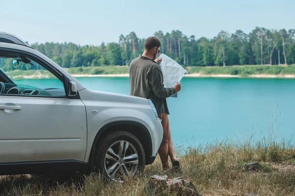 Carro Conceito Viagem Homem Olhando Para Homem Carro Suv Hood — Fotografia de Stock