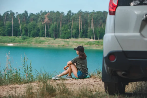 Žena Sedí Okraji Těší Pohled Pojetí Cestování Auto Jezero — Stock fotografie