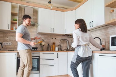 mutfak bulaşıkları yıkama çift yemek. ev yaşam tarzı