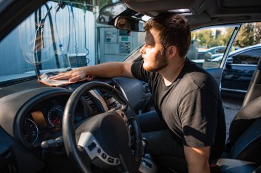 İçerideki oto koltuklarının kuru temizleme