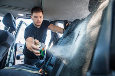 İçerideki oto koltuklarının kuru temizleme