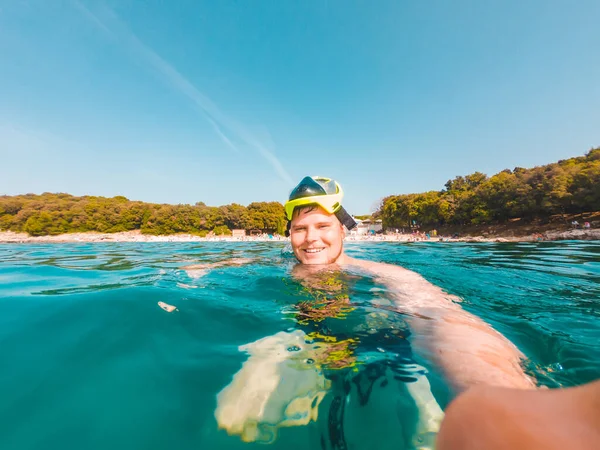Junger Lächelnder Mann Macht Selfie Mit Schnorchelmaske Sommer Aktivitäten Meer — Stockfoto