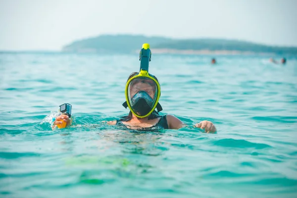 Kvinna Snorkling Mask Havsvatten Kopia Utrymme — Stockfoto